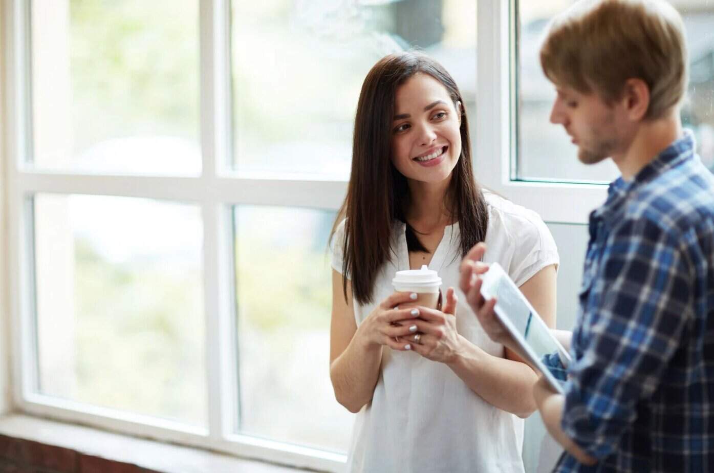 Mädchen und Mann stehen
