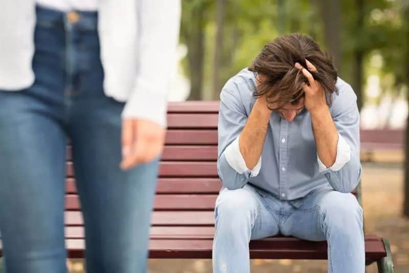 Eine Frau lässt einen Mann im Park