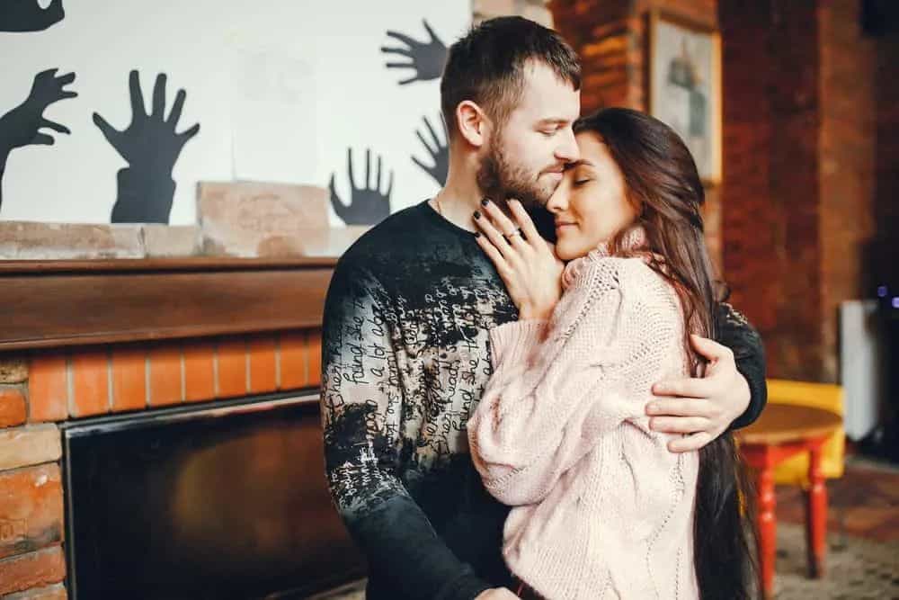 5 ting en mann gjør når han er vilt forelsket i deg ein liebendes Paar in einer Umarmung, das im Haus steht