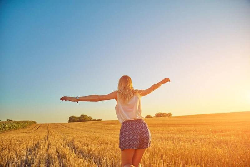 5 tips til hvordan du kan gjøre det slutt med noen du fortsatt er vilt forelsket i glückliche Frau, die auf Feldsonnenuntergang geht