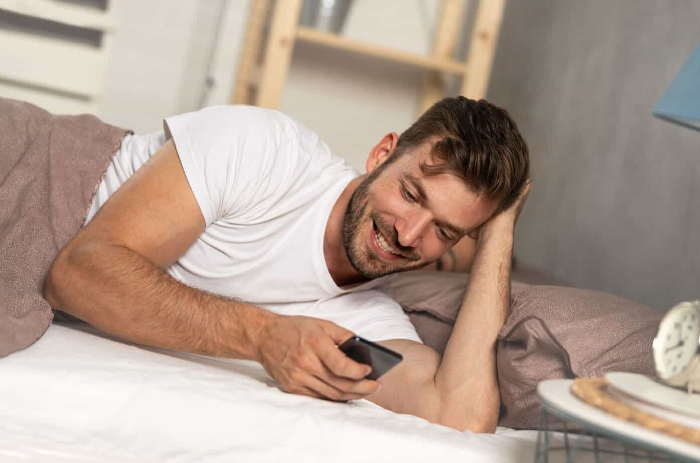 mann lacht ins handy