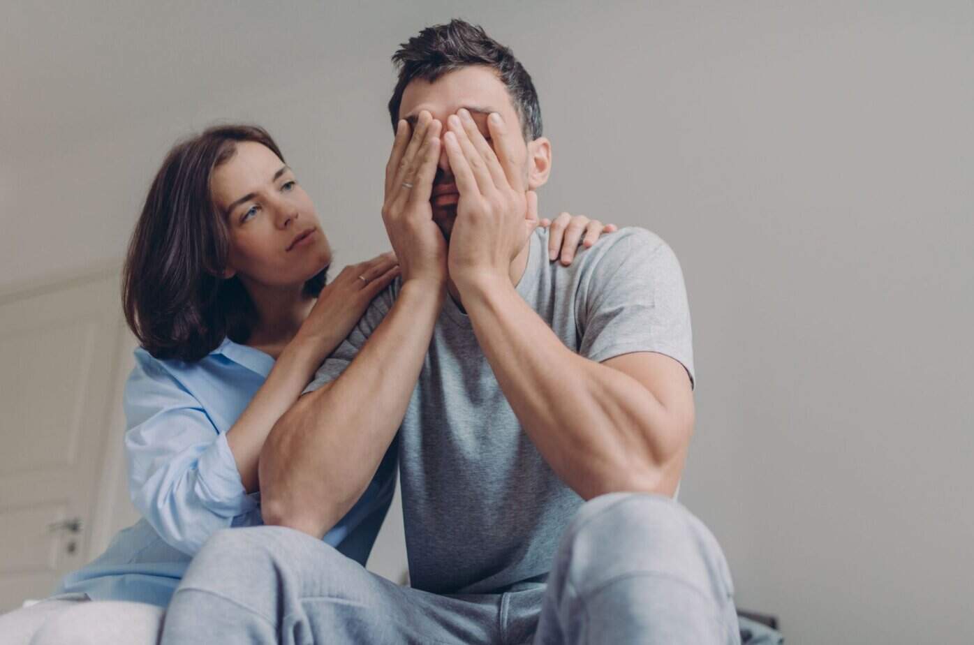 frau troestet ihren mann