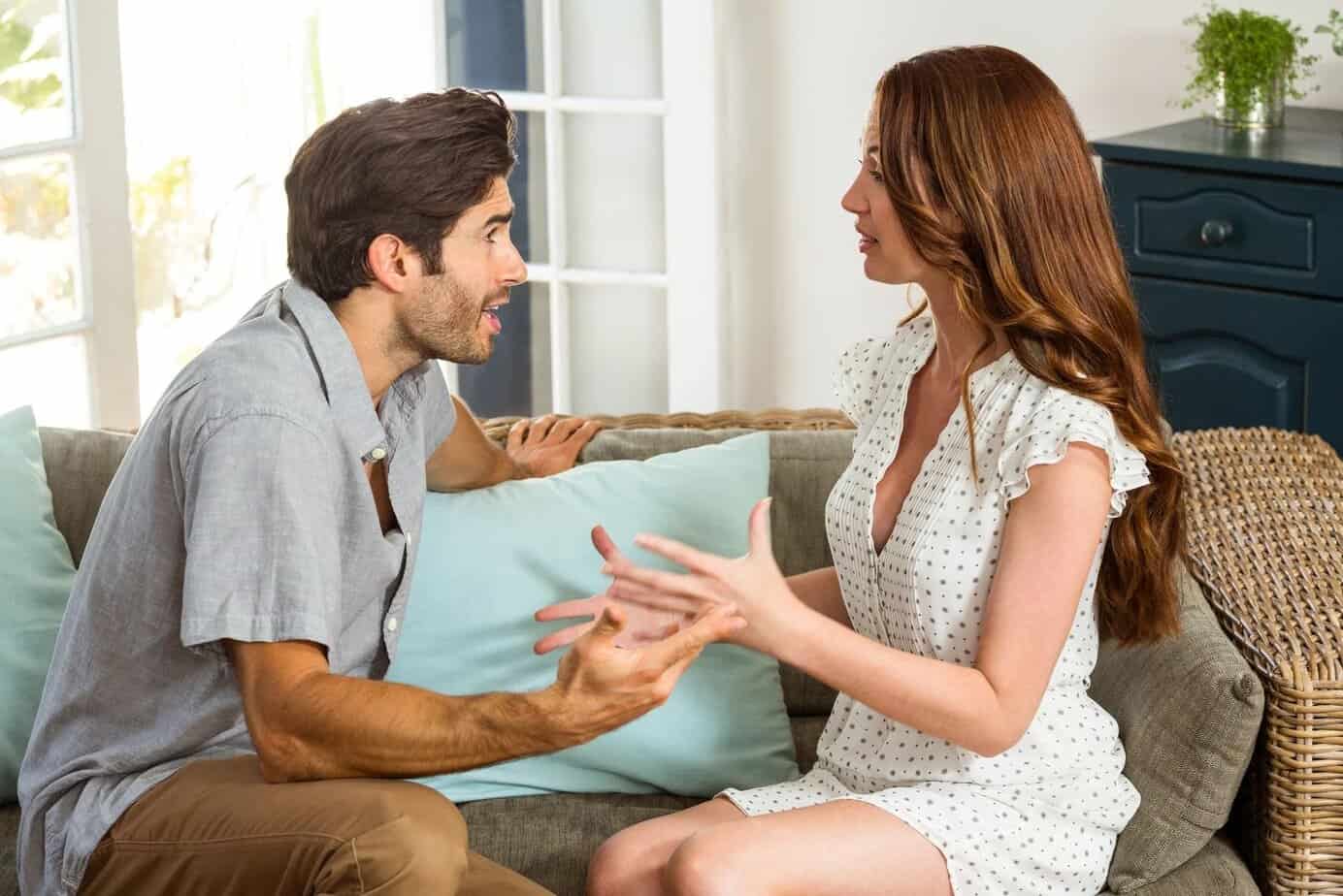 junges Paar streitet sich zu Hause