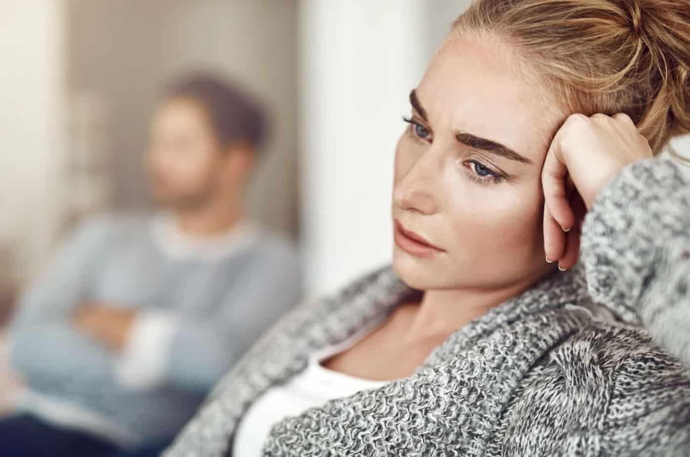 Frau im Streit mit ihrem Freund im Wohnzimmer