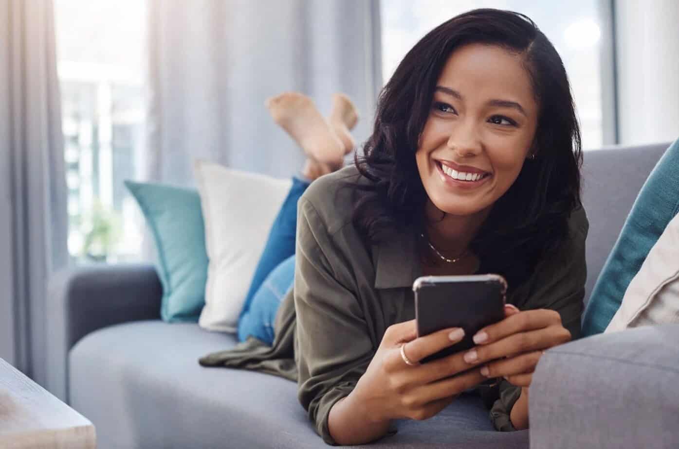 8 bevis på at du lider av Brunhilde-komplekset glueckliche Frau, die auf einer Couch liegt