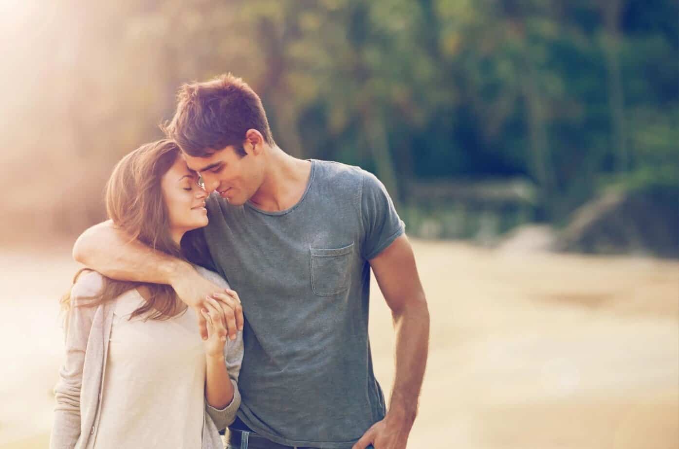 8 bevis på at du lider av Brunhilde-komplekset Paar umarmt sich