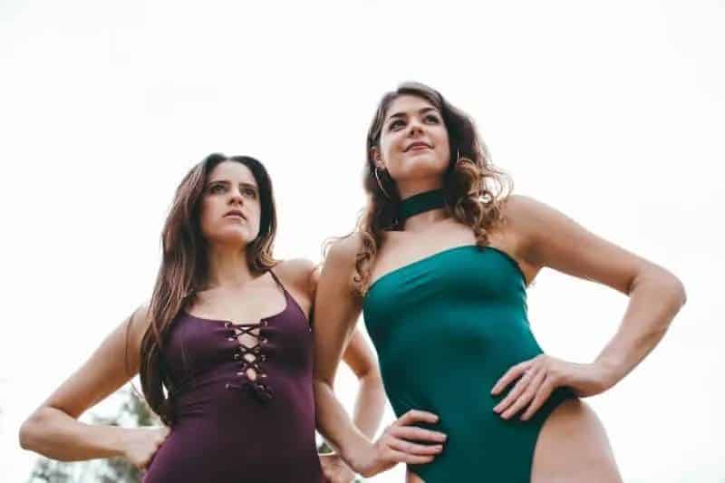 zwei Frau im Badeanzug