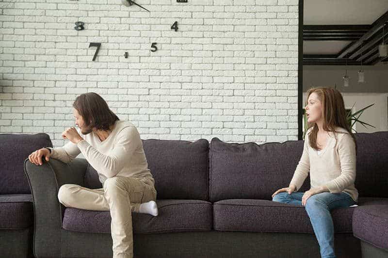 Mann will nicht mit ihrer Freundin zu Hause reden