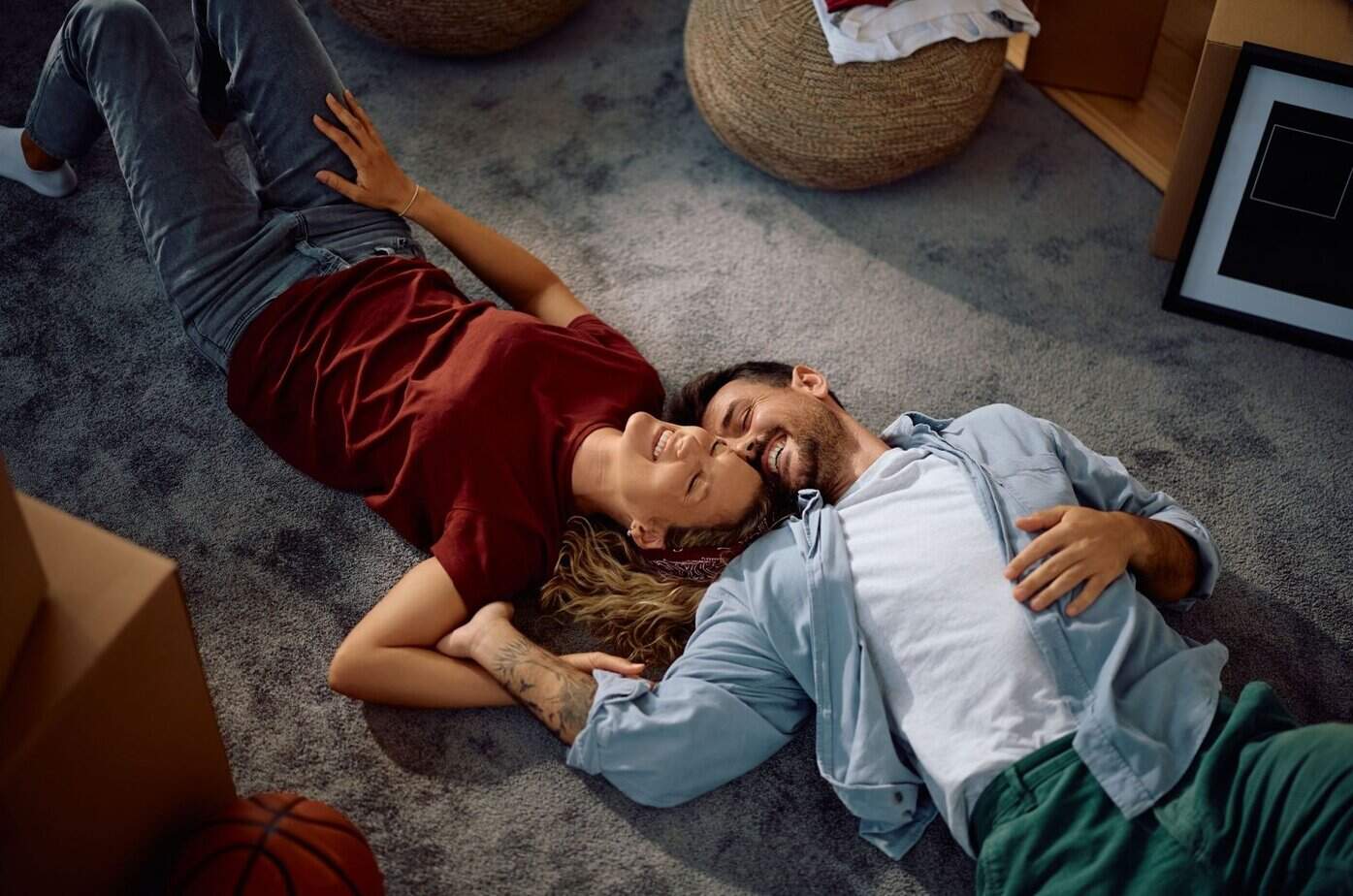 8 måter en gentleman kan helbrede hjertet ditt etter et giftig forhold Paar auf einer Etage