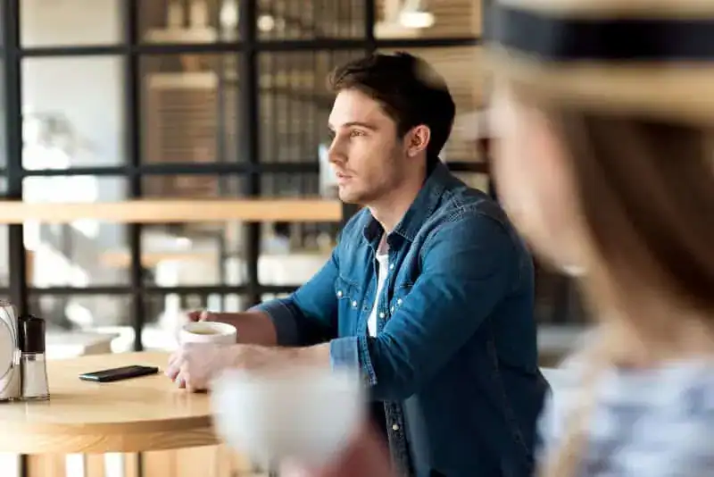 10 tydelige tegn på at han er over deg og aldri vil komme tilbake Besorgter Kerl im Cafe