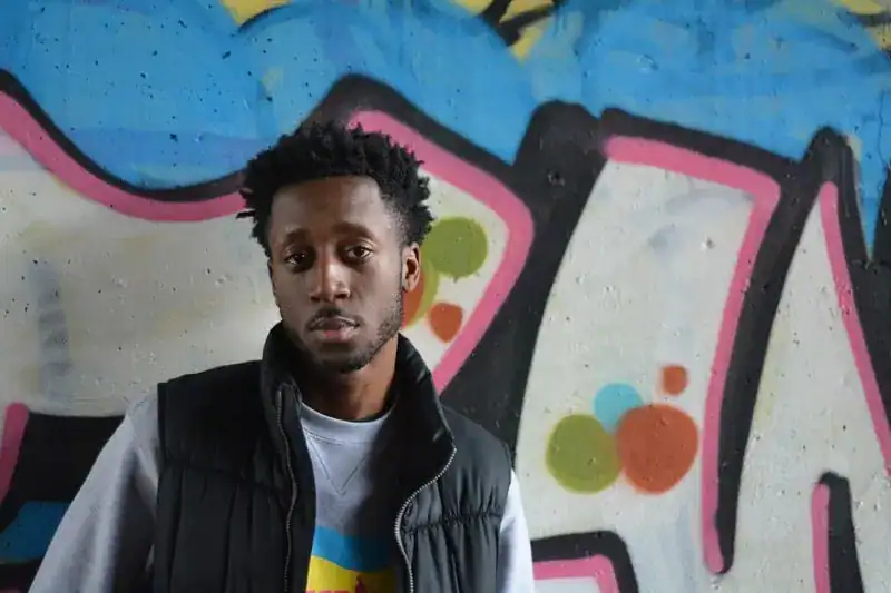 Der junge Mann steht auf