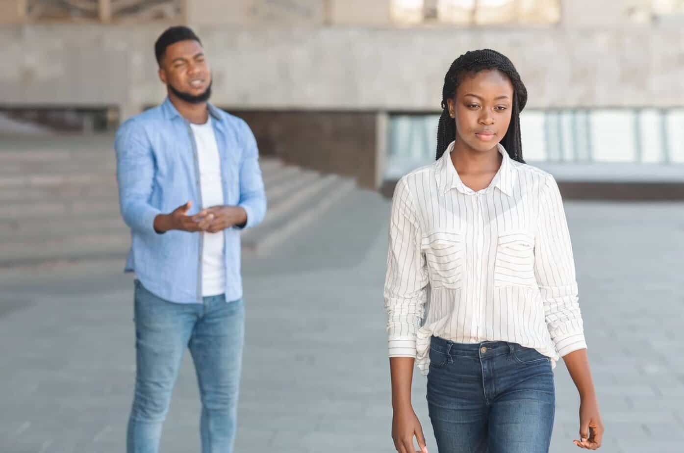 Det knuste hjertet mitt å forlate deg, selv om jeg elsket deg mer enn noe annet Frau geht und trennt sich