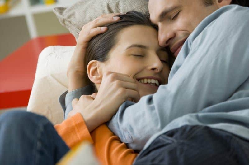 Mädchen im orangefarbenen Hemd, das von ihrem Mann geliebt wird