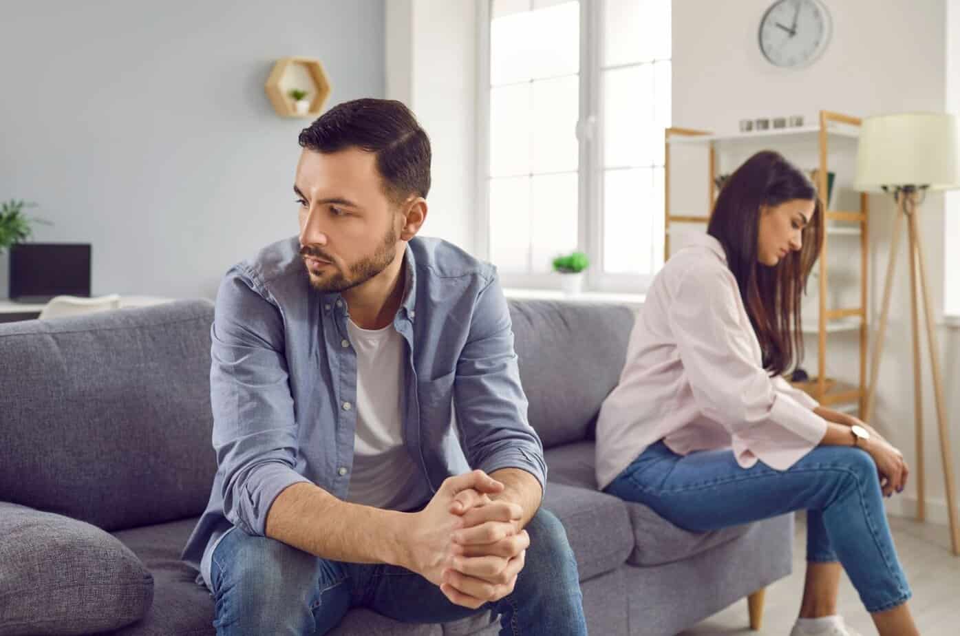 paar macht schluss auf couch