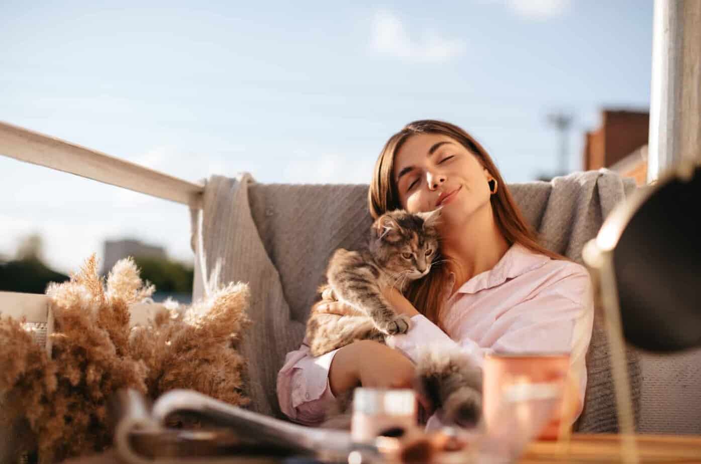 Frau kuschelt mit einer Katze