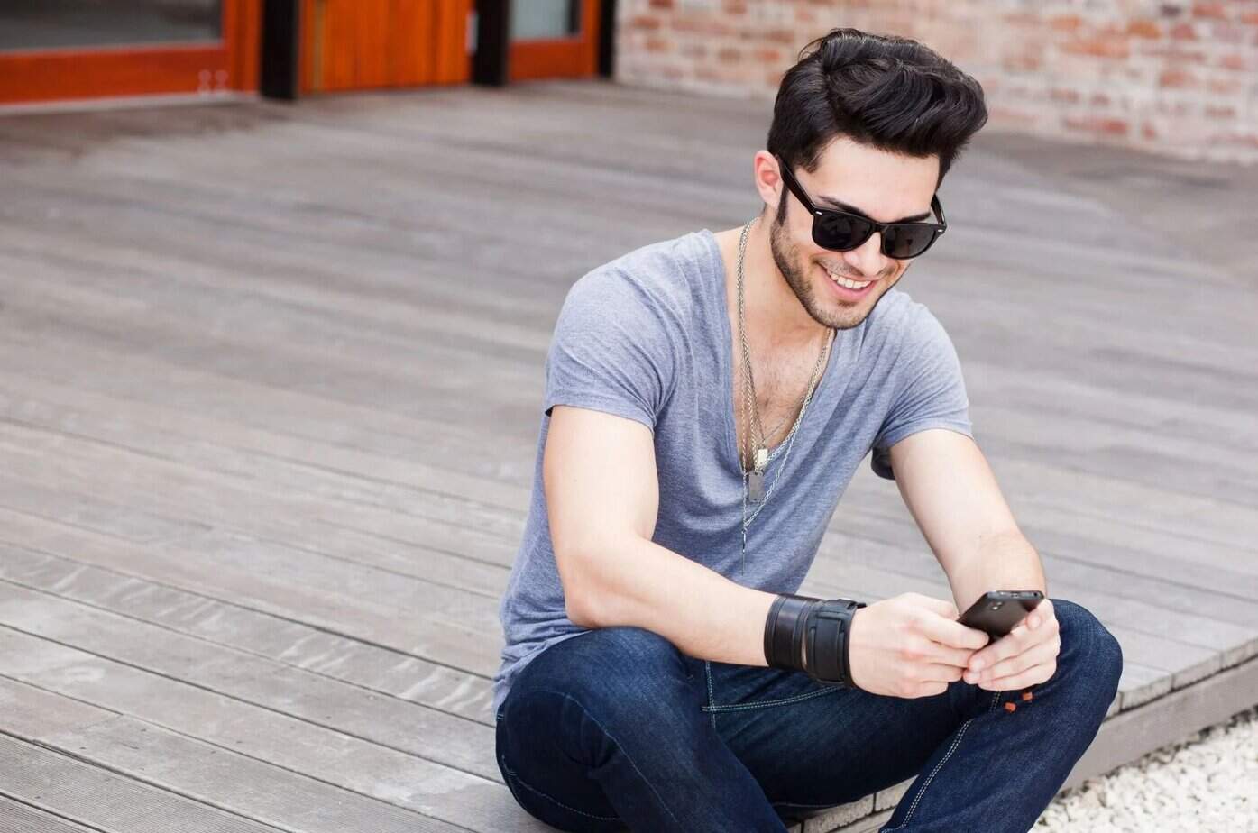 Mann schreibt Nachricht