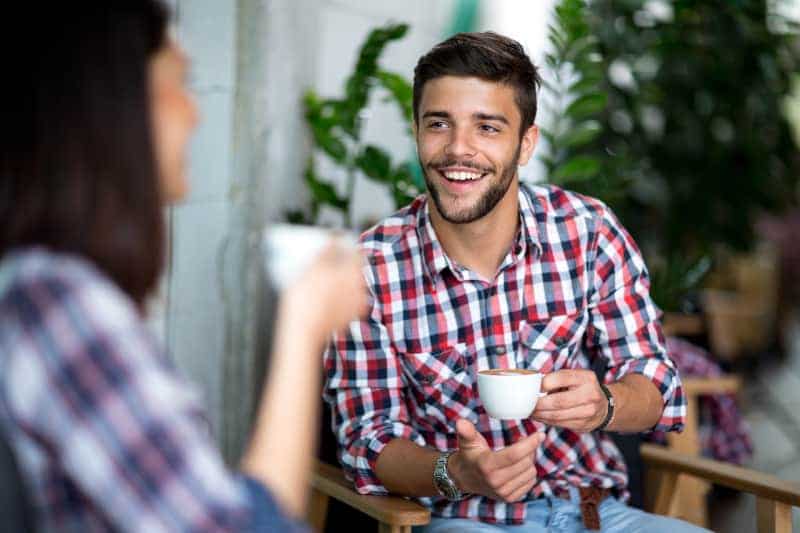 10 tydelige tegn på at han er over deg og aldri vil komme tilbake Hübscher junger Mann trinken Kaffee mit Frau