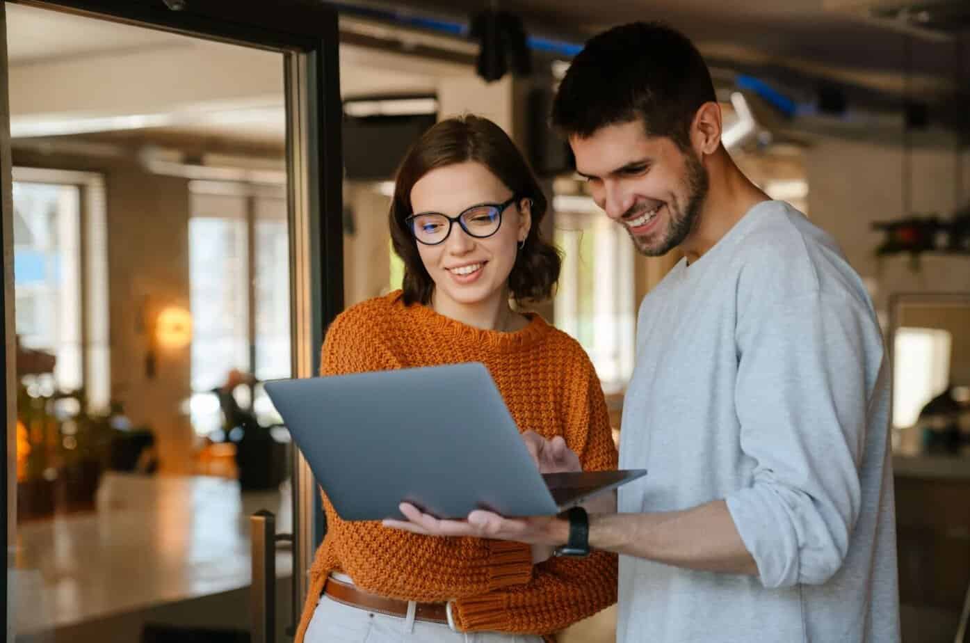 Frau und Mann halten einen Laptop