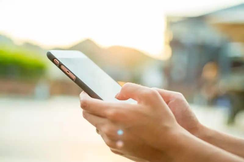 Handy in Frauenhänden