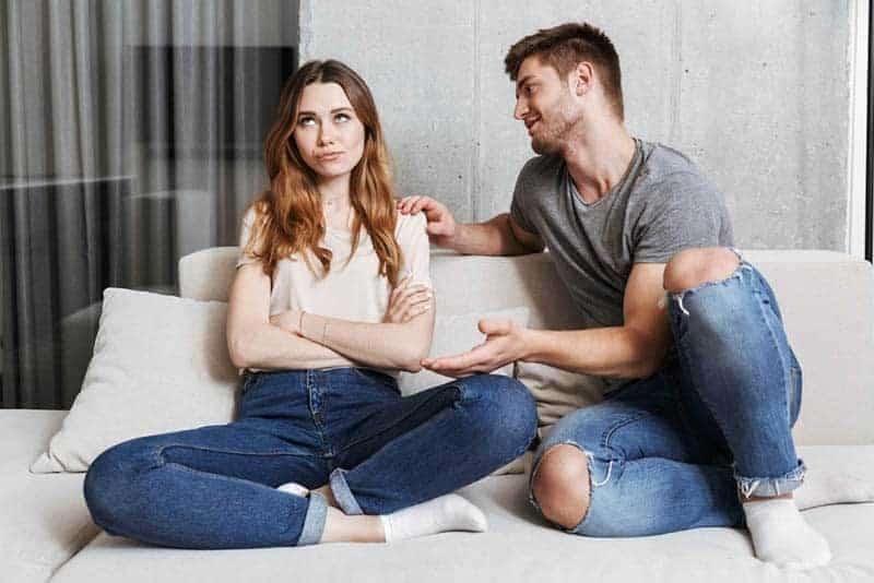 Mann entschuldigt sich, um Frau zu verärgern