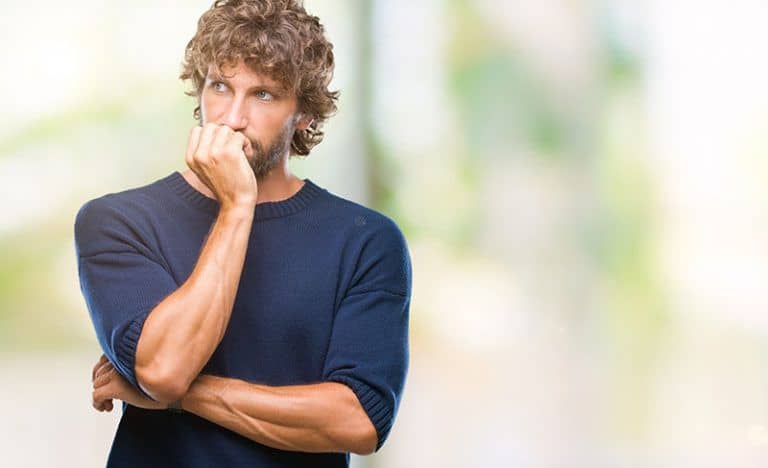 Ein besorgter Mann schaut in die Ferne