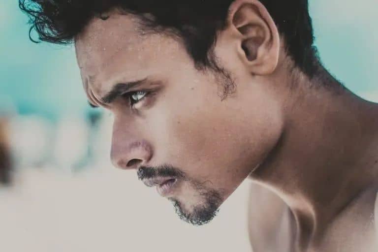 ein Mann, der mit einem durchdringenden Blick starrte