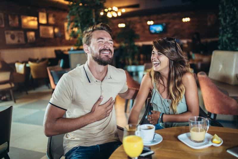 Hvis han gjør disse syv tingene, er han klar til å forplikte seg ein paar, die spaß haben