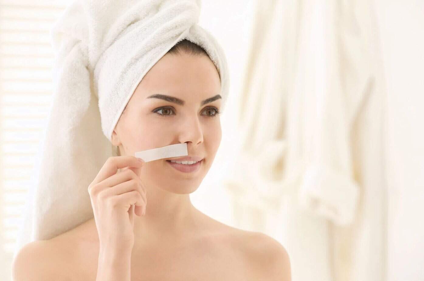 Frau entfernt Gesichtsbehaarung mit Wachs