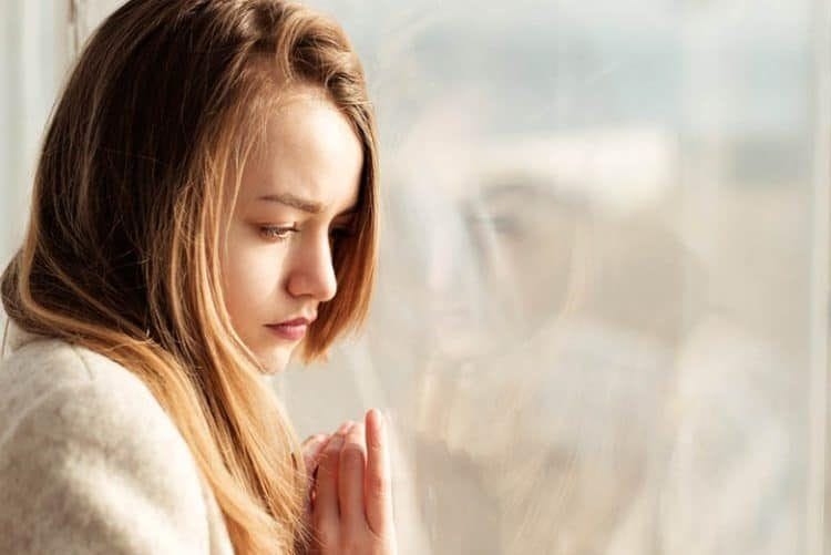 Hvorfor du forelsker deg i feil menn basert på fødselsmåneden din ein trauriges Mädchen, das sich gegen das Fenster lehnt