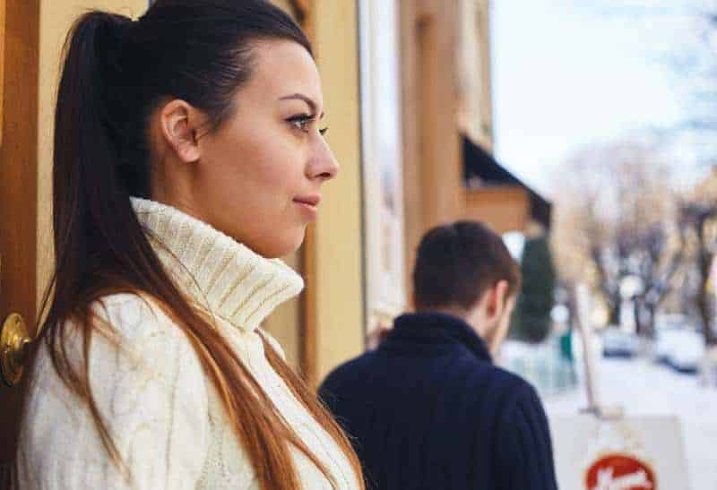 Mädchen, das Freund ansieht, während es sie verlässt