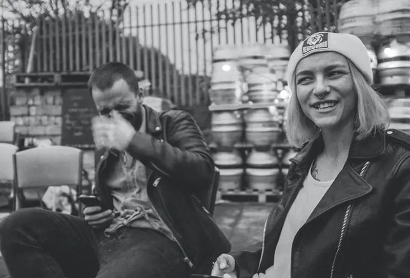 eine Frau und ein Mann lachen beim Scherzen