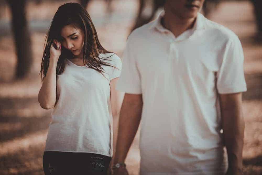 Jeg håper det vil hjemsøke deg for alltid at du såret meg Der Mann verlaesst das traurige Maedchen