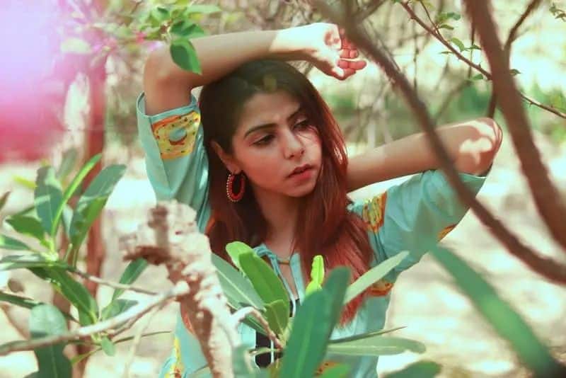 Konsekvensene av å bli knust av den du stolte mest på Eine traurige Frau steht unter einem Baum