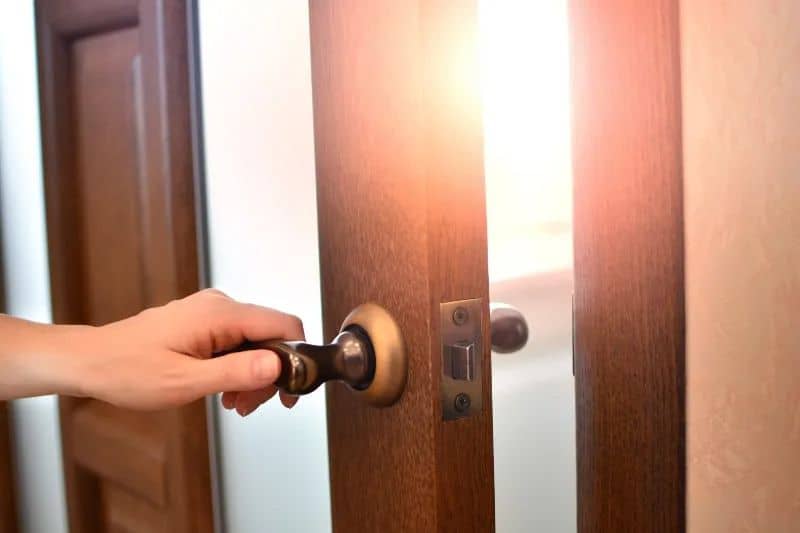 das Mädchen, das die Tür öffnet und geht