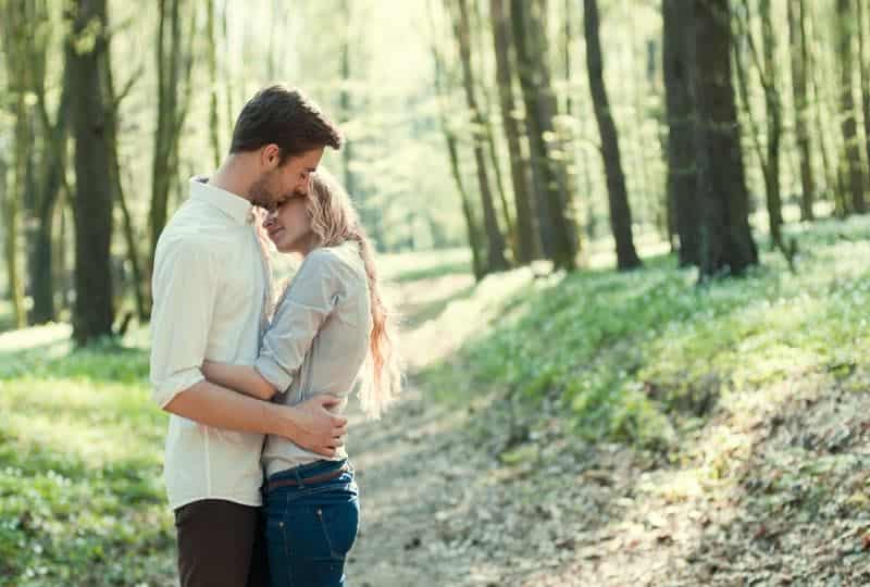 ein schönes junges Paar, das in der Natur umarmt