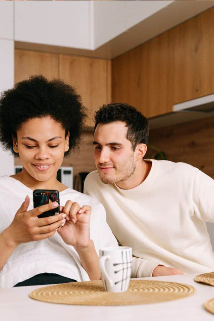 Når partneren din kontrollerer mobiltelefonen din
