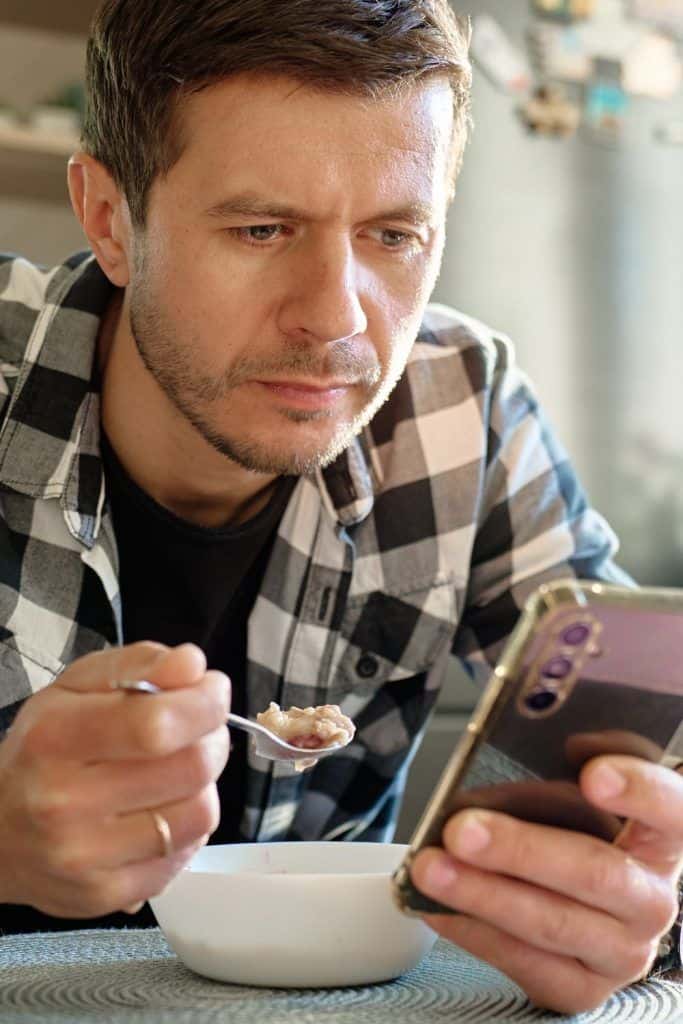 Når partneren din kontrollerer mobiltelefonen din