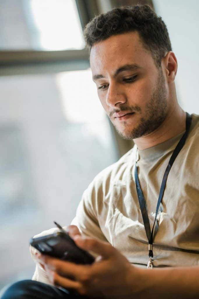 Når partneren din kontrollerer mobiltelefonen din