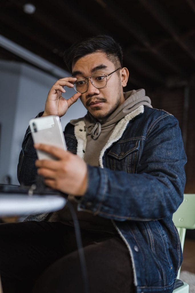 Når partneren din kontrollerer mobiltelefonen din