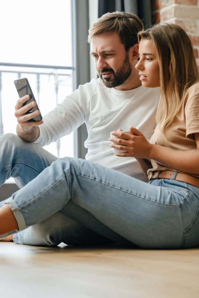 Når partneren din kontrollerer mobiltelefonen din