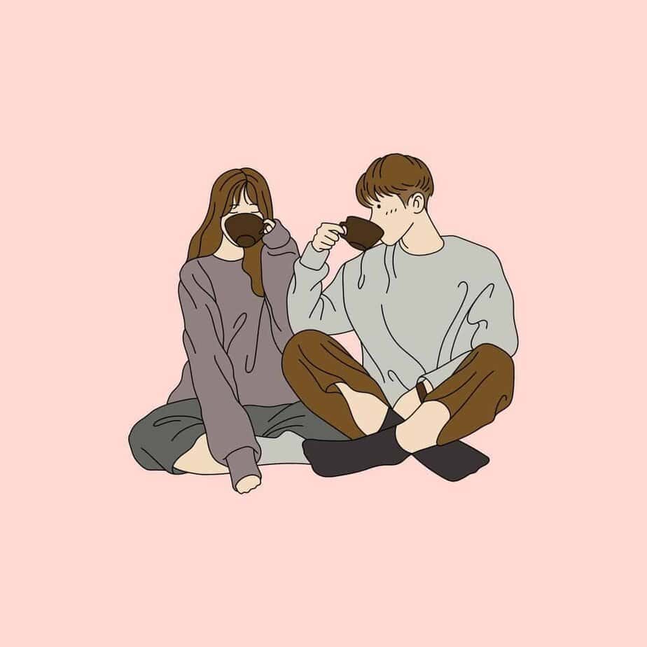 Mann beobachtet liebevoll seine Partnerin