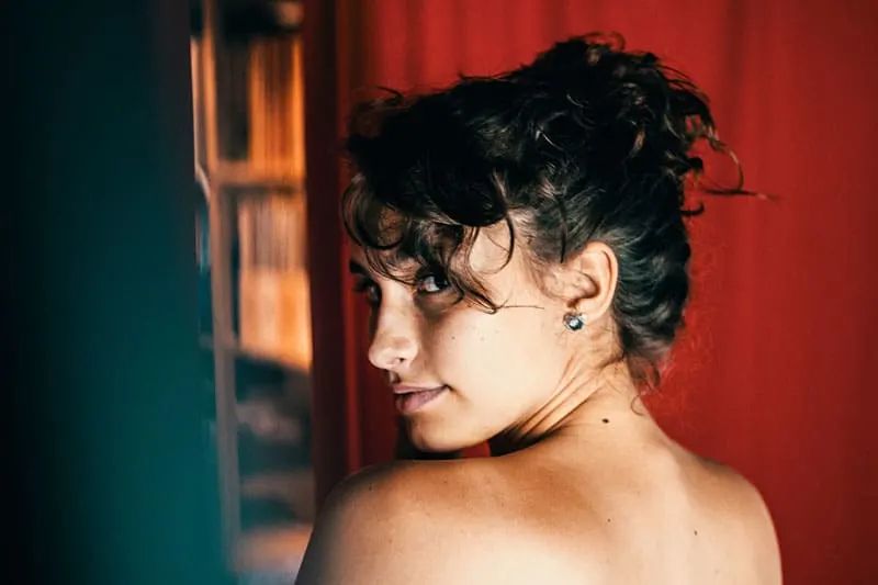 junge Frau, die Augenkontakt macht