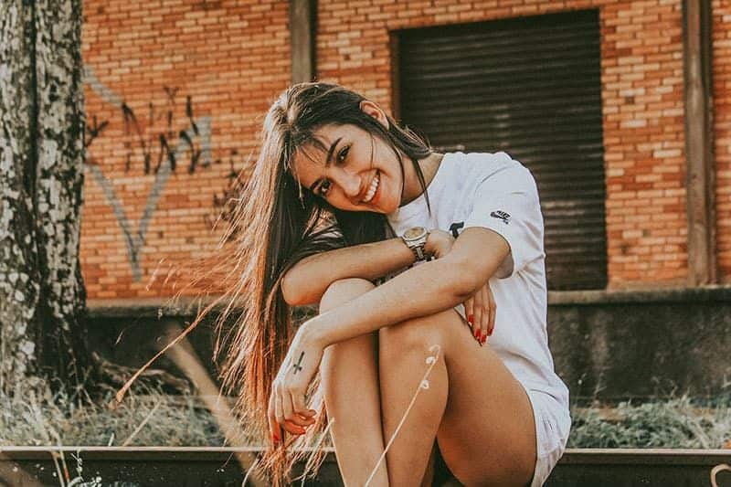 schöne junge Frau, die in die Kamera lächelt