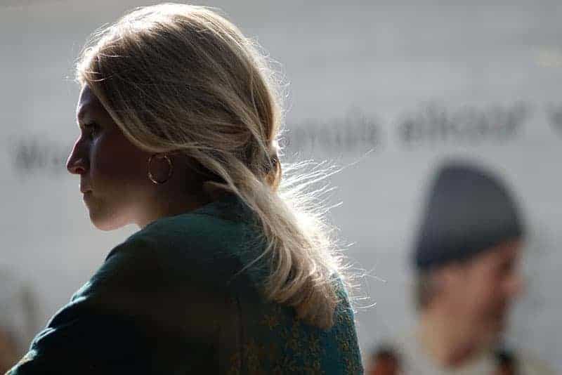 Das Mädchen schaut nachdenklich nach draußen