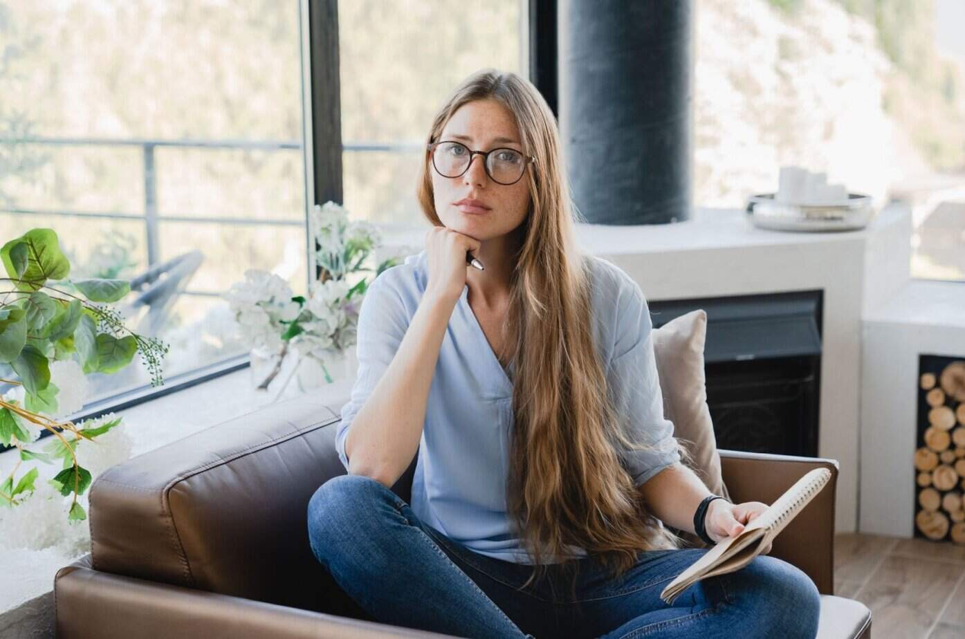 frau mit stift und papier