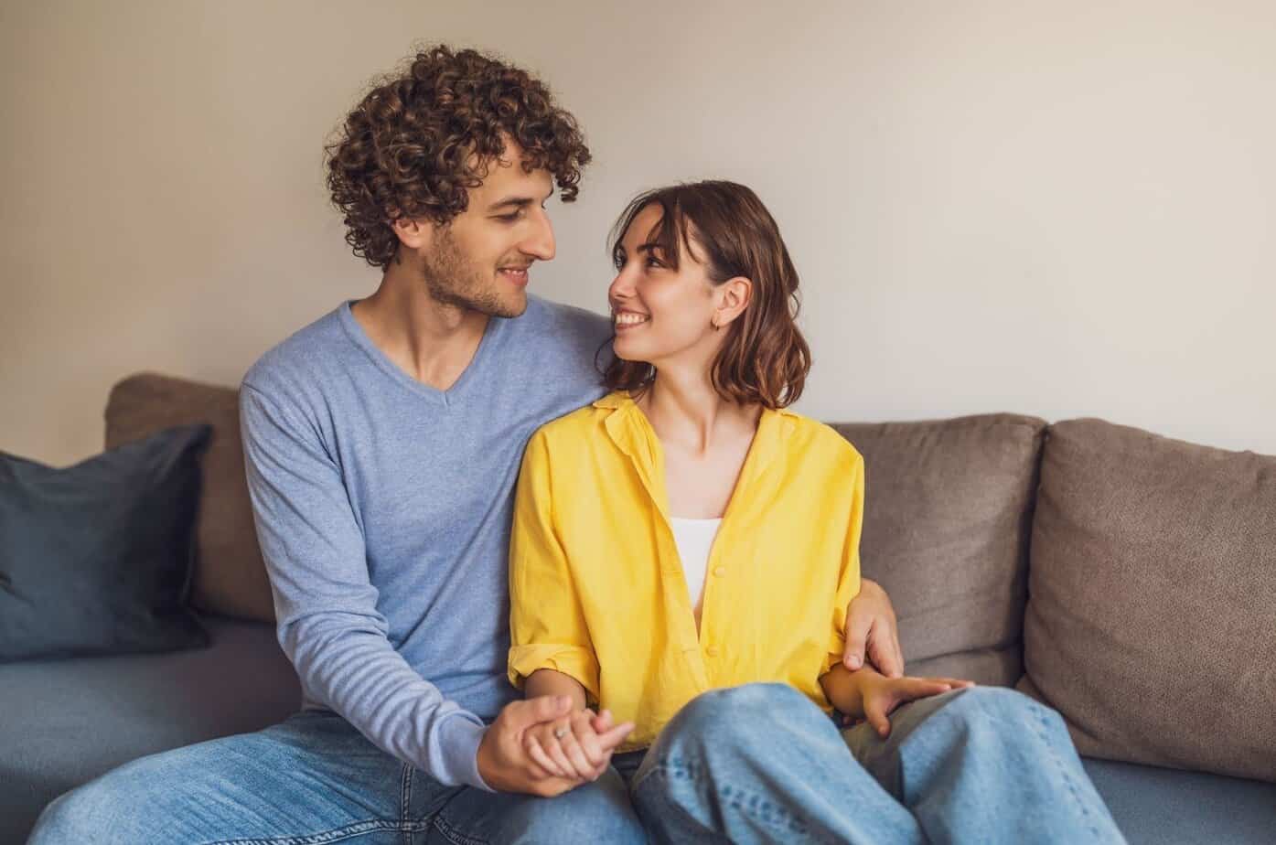 Paar sitzt auf der Couch