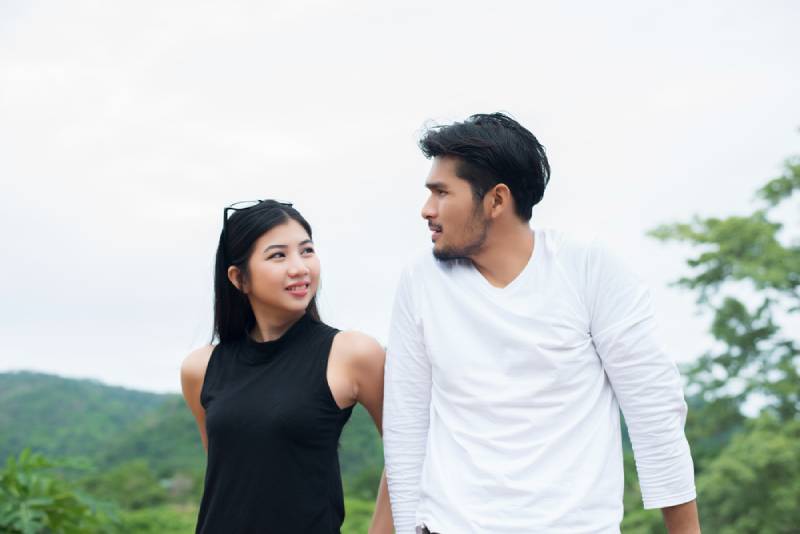 10 tydelige tegn på at han er over deg og aldri vil komme tilbake attraktive Frau, die ihrem Freund während eines Dates ernsthaft zuhört