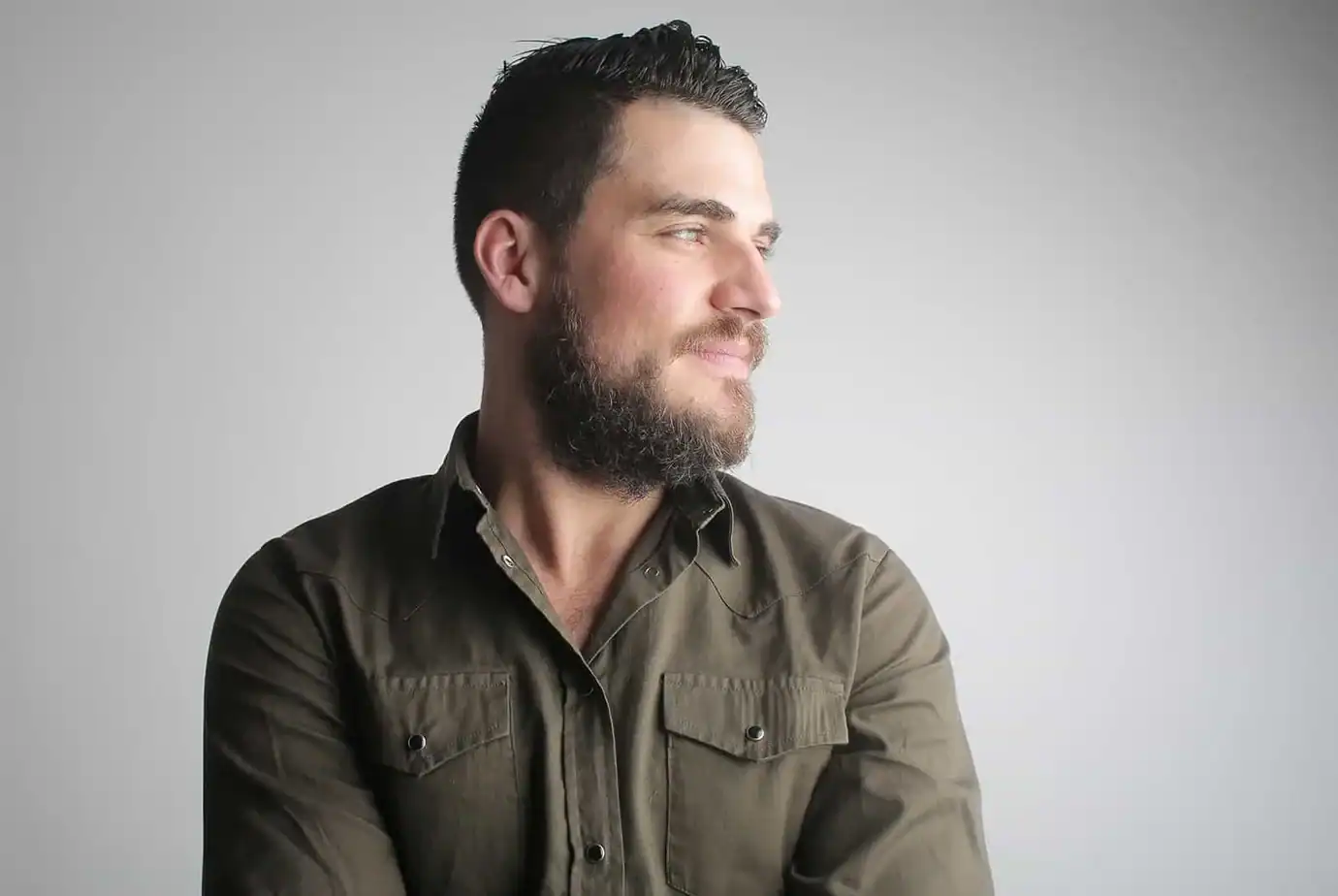 Hvor ofte tenker en forelsket mann på kvinnen han elsker? ein lächelnder bärtiger Mann, der zur Seite schaut