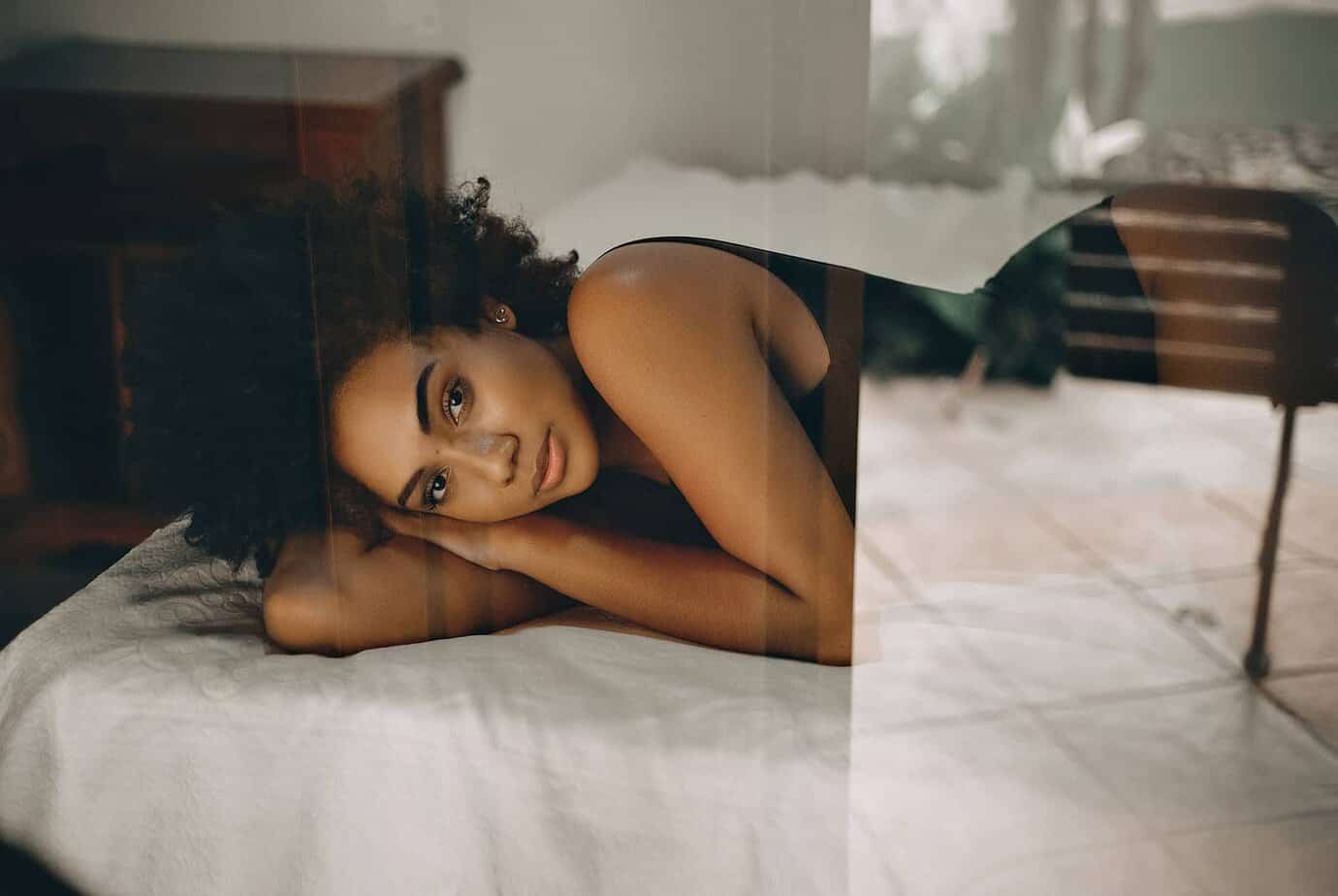 Hvor ofte tenker en forelsket mann på kvinnen han elsker? eine nachdenkliche Frau, die auf dem Bett liegt und an ihren Schwarm denkt