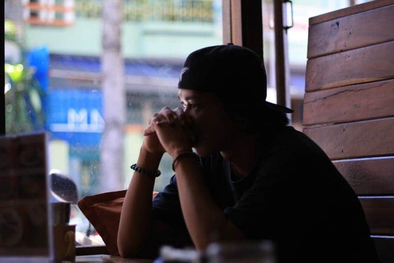 trauriger Mann in einem Café